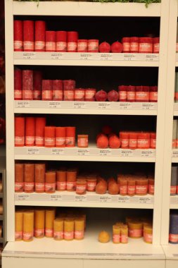 Assen, Hollanda - 10 Mayıs 2022: Çeşitli şekil ve boyutlarda renkli Bolsius mumları. Bolsius, 1870 yılından beri Hollandalı bir mum üreticisi.