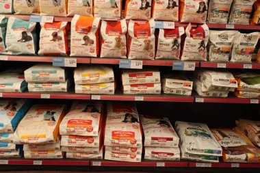 Assen, Hollanda - 10 Mayıs 2022: Evcil hayvan dükkanında Smolke köpek maması. Tüm yaşam aşamaları için özel yemek: köpek yavrusu, yetişkin ve kıdemli.