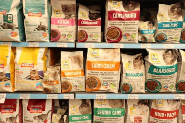 Assen, Hollanda - 10 Mayıs 2022: Evcil hayvan dükkanında çeşitli yaşlar ve mesane taşları gibi koşullar için hayati önem taşıyan kedi maması
