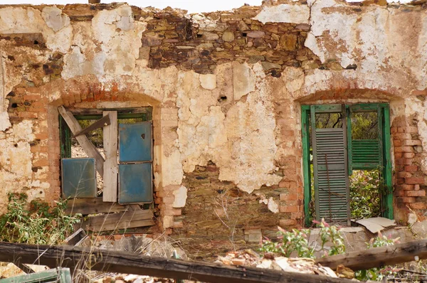 Opuszczony hiszpański stary windows — Zdjęcie stockowe