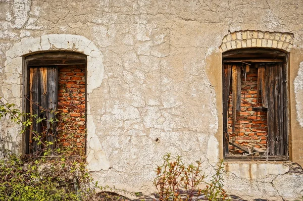 Bergbaugebiet, Fassade mit Fenstern — Stockfoto