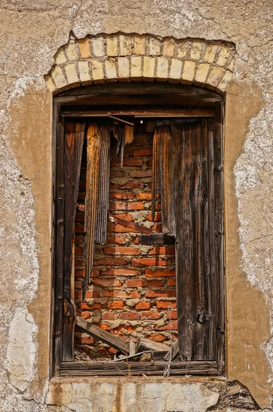 Mijnbouw gebied, gevel met windows — Stockfoto