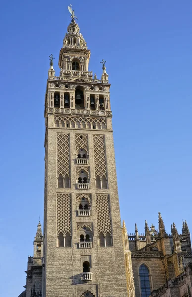 Башня Ла Хиральда в Севилле, Испания — стоковое фото