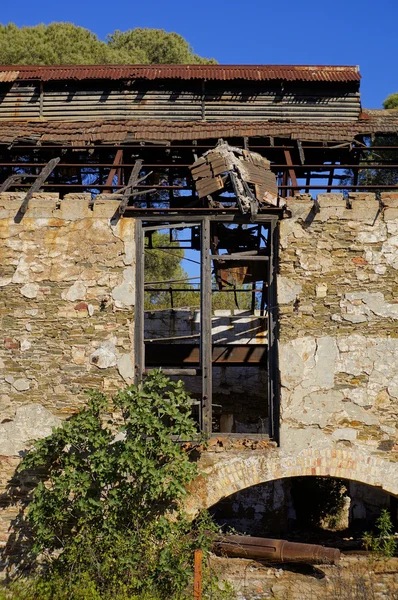 Bergbaugebiet, Fassade mit Fenstern — Stockfoto