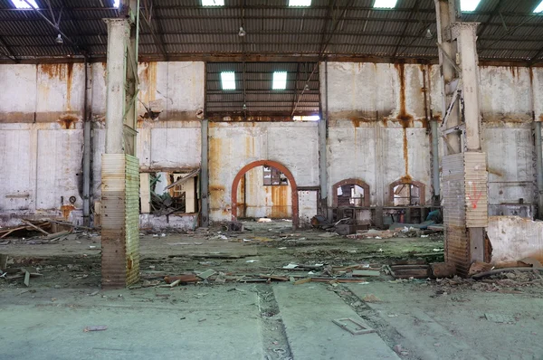 Deserted empty warehouse — Stock Photo, Image