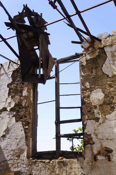 Vecchia facciata con finestre in legno — Foto Stock