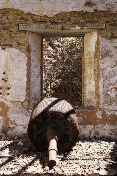 Vecchia facciata con finestre in legno — Foto Stock