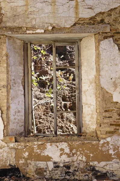 Vieille façade avec fenêtres en bois — Photo