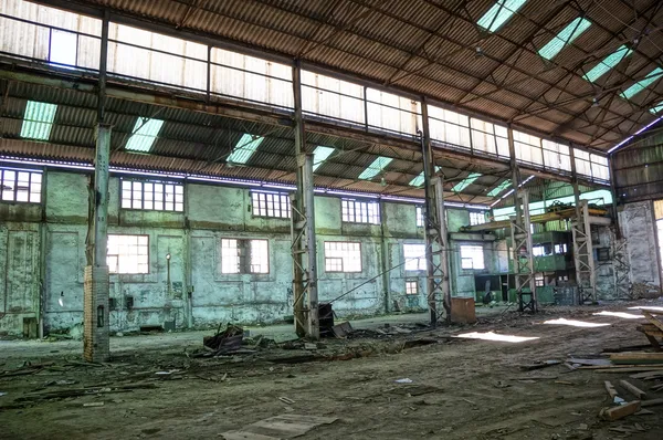 Deserted empty warehouse — Stock Photo, Image