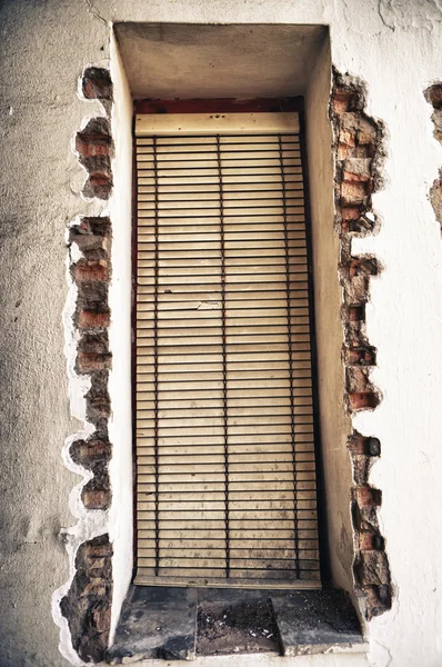 Старые окна жалюзи — стоковое фото