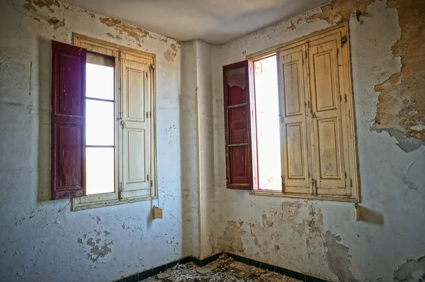 Старые деревянные окна — стоковое фото