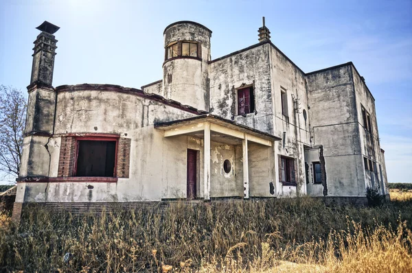 Verlassener und baufälliger Bauernhof — Stockfoto