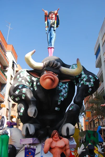 Fallas - touro grande as figuras engraçadas coloridas — Fotografia de Stock