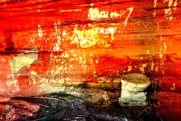 Stary opuszczony muszli klozetowej na czerwonym tle — Zdjęcie stockowe