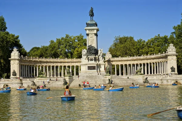 Park retiro w madrid, Hiszpania — Zdjęcie stockowe