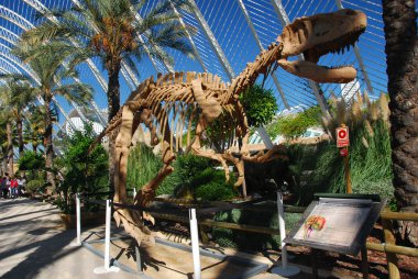 mekanik dinozor l'umbracle içinde