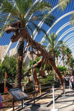 mekanik dinozor l'umbracle içinde