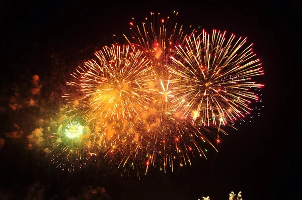 Feest met kleurrijke vuurwerk fiesta in Spanje — Stockfoto