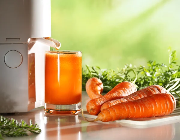 Färsk morotsjuice — Stockfoto