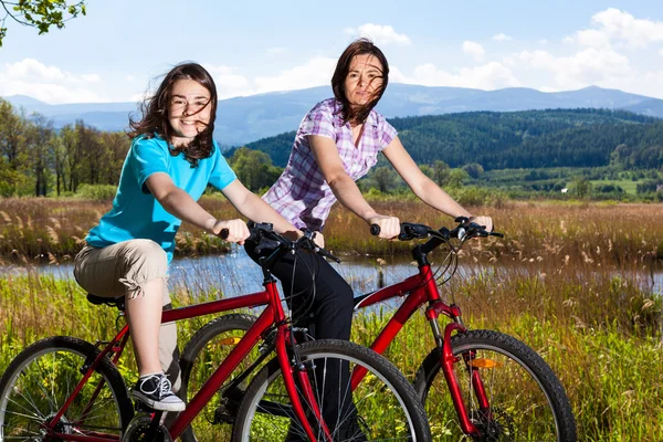 Κορίτσια ιππασία ποδήλατα — Φωτογραφία Αρχείου