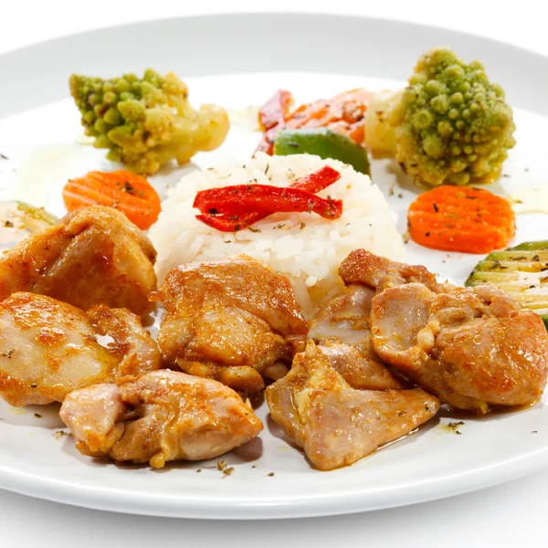 Kızarmış tavuk nuggets, beyaz pirinç ve sebze — Stok fotoğraf