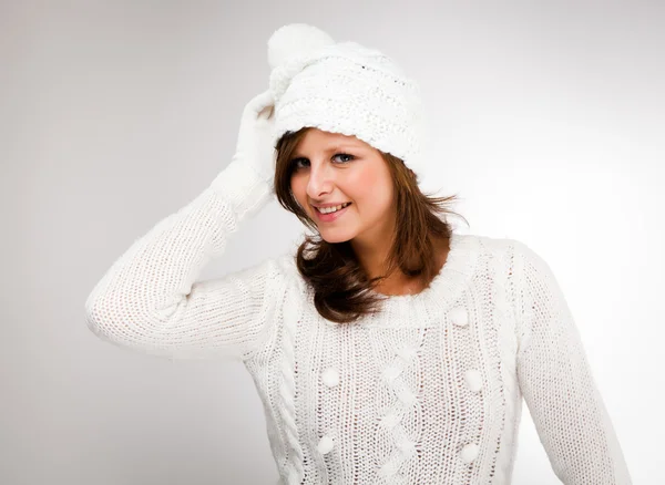 Jovem mulher atraente vestida com roupas de inverno — Fotografia de Stock