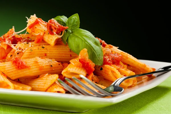 Pasta met tomatensaus en parmezaanse kaas — Stockfoto