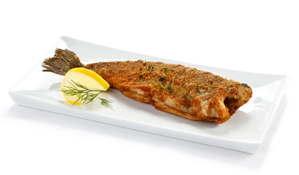 Рыбное блюдо - жареная форель и овощи — стоковое фото