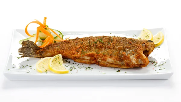 Рыбное блюдо - жареная форель и овощи — стоковое фото