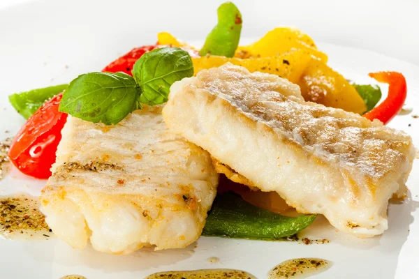 Piatto di pesce - filetti di pesce fritti e verdure — Foto Stock