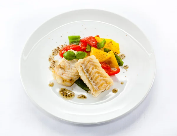 Piatto di pesce - filetti di pesce fritti e verdure — Foto Stock