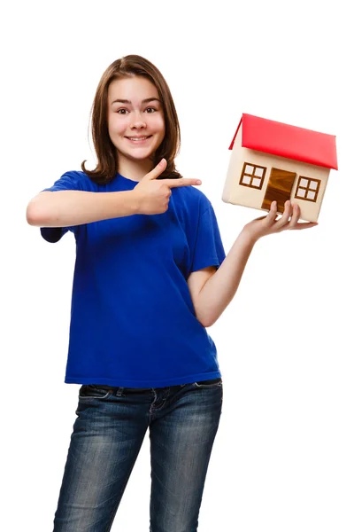Menina segurando modelo de casa isolada no branco — Fotografia de Stock