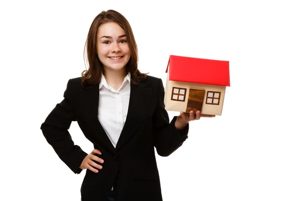 Девушка держит модель дома изолированы на белом — стоковое фото