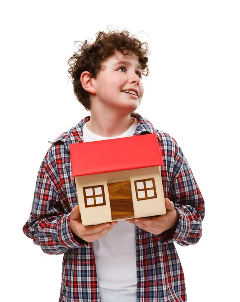 Ragazzo che tiene modello di casa isolato su bianco — Foto Stock