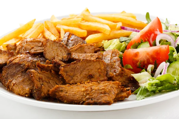 Carne a la parrilla con papas fritas y verduras —  Fotos de Stock