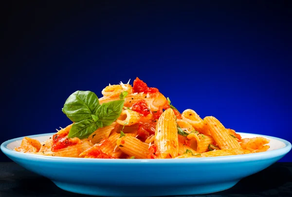 Domates soslu ve parmesanlı makarna. — Stok fotoğraf