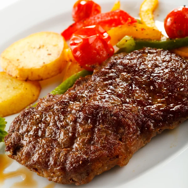 Steak vom Grill, Bratkartoffeln und Gemüse — Stockfoto