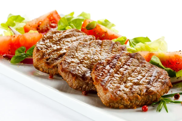 Gegrilde beefsteaks en groenten — Stockfoto