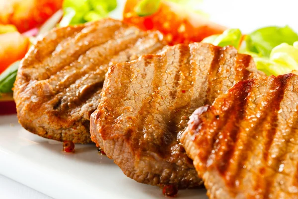 Biftecks et légumes grillés — Photo