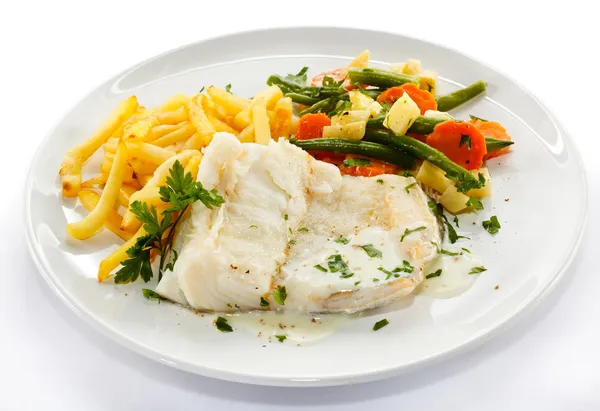 Plato de pescado - filete de pescado, papas fritas y verduras — Foto de Stock