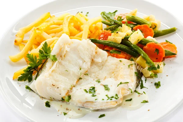 Balık yemek - balık filetosu, kızarmış patates ve sebze — Stok fotoğraf