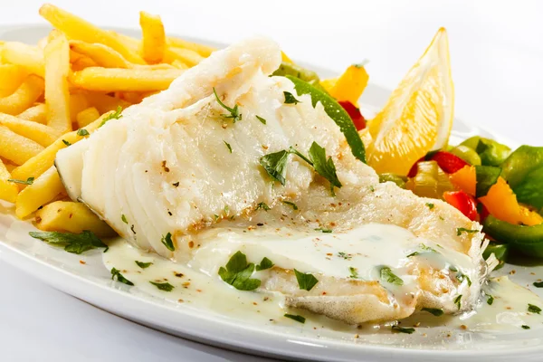 Fischgericht - Fischfilet, Pommes und Gemüse — Stockfoto