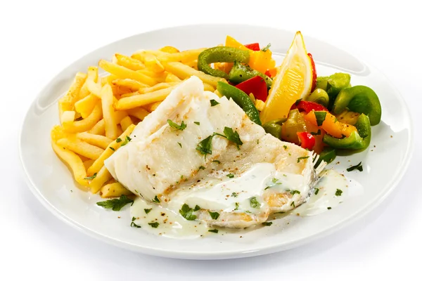 Рибне блюдо - рибне філе, Французька картопля та овочів — стокове фото