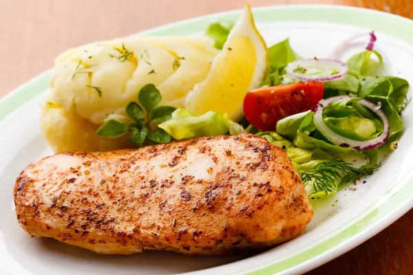 Roasted chicken breast and mashed potatoes — Stock Photo, Image