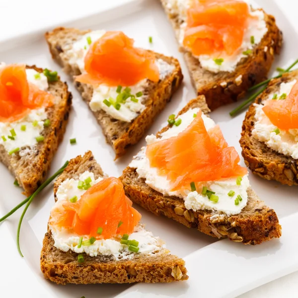 Bread with smoked salmon and cream cheese — Stock Photo, Image