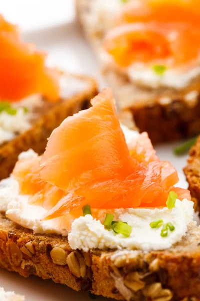 Bread with smoked salmon and cream cheese — Stock Photo, Image