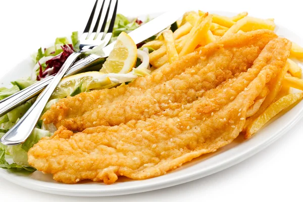 Fiskrätt - stekt fiskfilé, pommes frites med grönsaker — Stockfoto