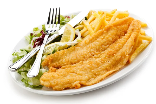 Fiskrätt - stekt fiskfilé, pommes frites med grönsaker — Stockfoto