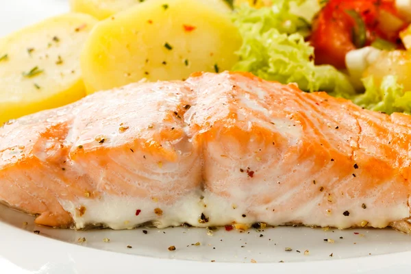Жареный лосось и овощи — стоковое фото