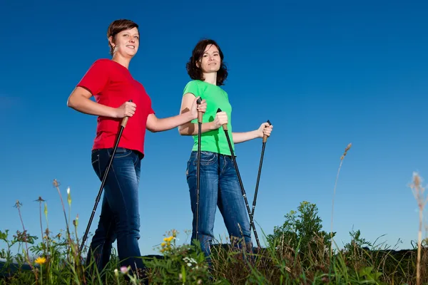 Nordic walking - aktivní ženy vykonávající venkovní — Stock fotografie